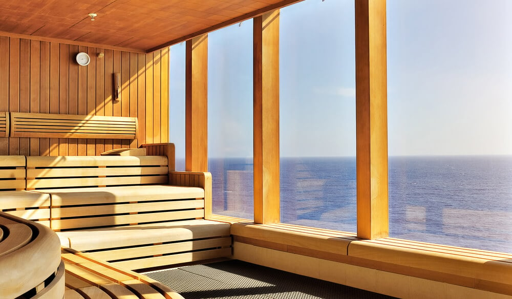 三层桑拿浴室，大窗户可以俯瞰大海