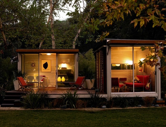 这个KitHaus有两个模块设置在一个共享的庭院空间。红色家具和白色内饰形成鲜明对比。