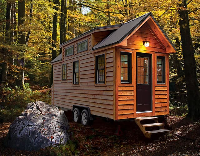这是一个在树林里的纯天然木材小屋。