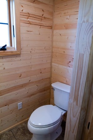 紧凑的浴室在家的尽头，设有标准的设施。