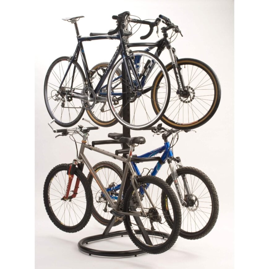 在相同的空间里可以堆放四辆自行车，当你需要它们的时候可以很容易地取出它们。