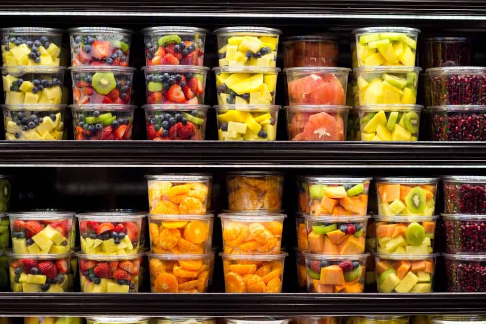 水果储存在可堆叠的食物容器。