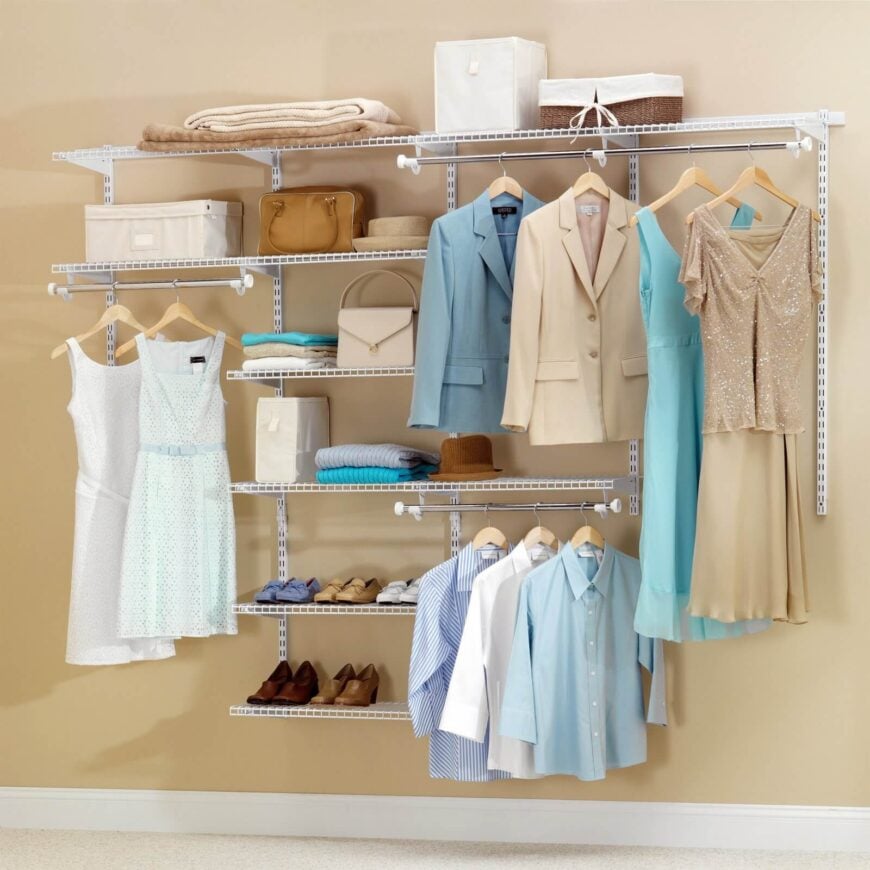 这个完整的衣柜系统有放置裙子、夹克、衬衫、鞋子和包的地方。