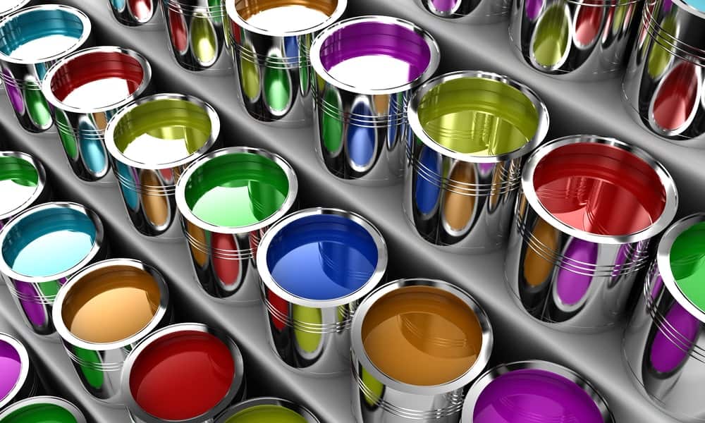 各种颜色的油漆罐的陈列