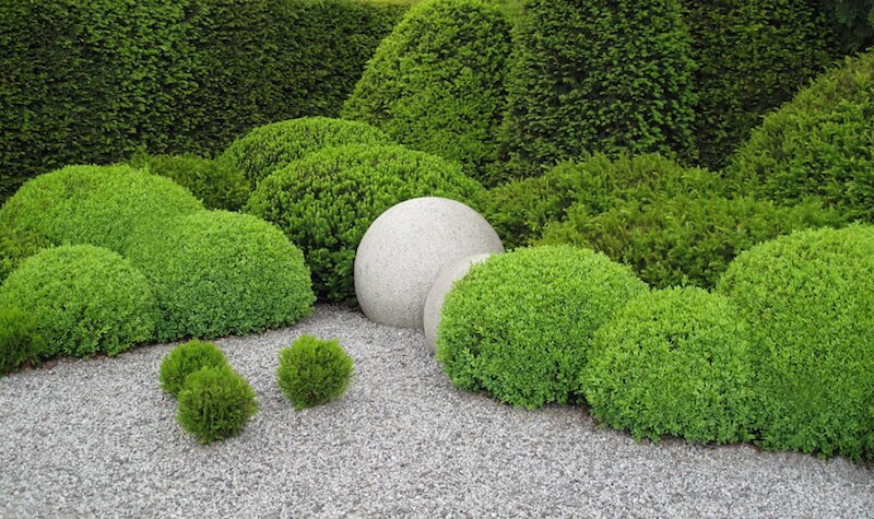 每一个树篱都被塑造成小草坪球，与中心的混凝土球相匹配。