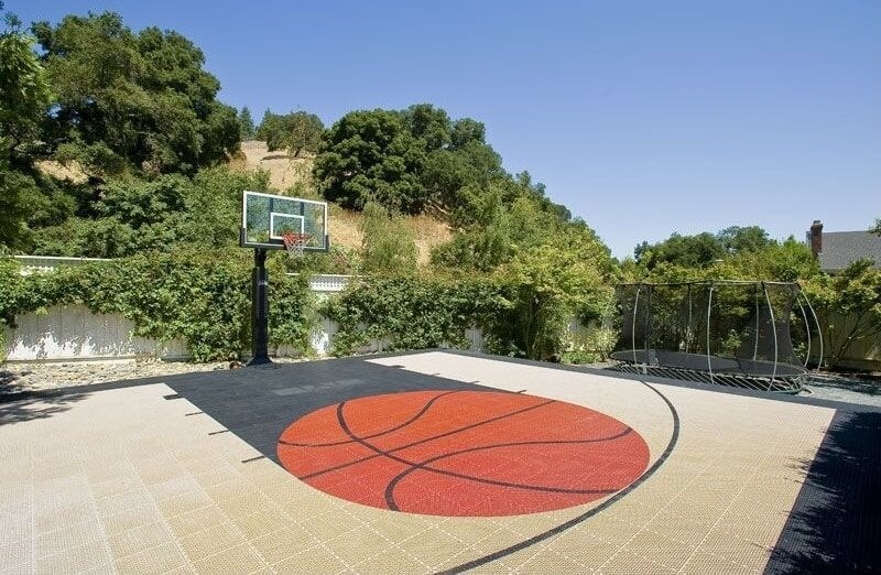 这个定制的篮球场有一个定制的瓷砖工作篮球贴花在非常中心。