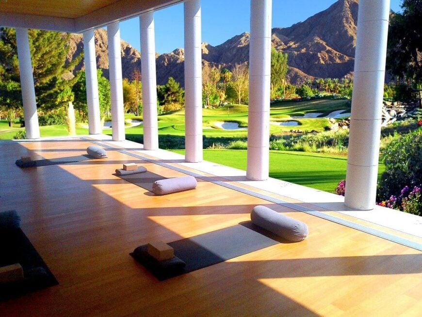 这间瑜伽工作室位于阳台上，可以俯瞰高尔夫球场。做瑜伽动作时，没有什么能比得上微风轻拂你的皮肤。