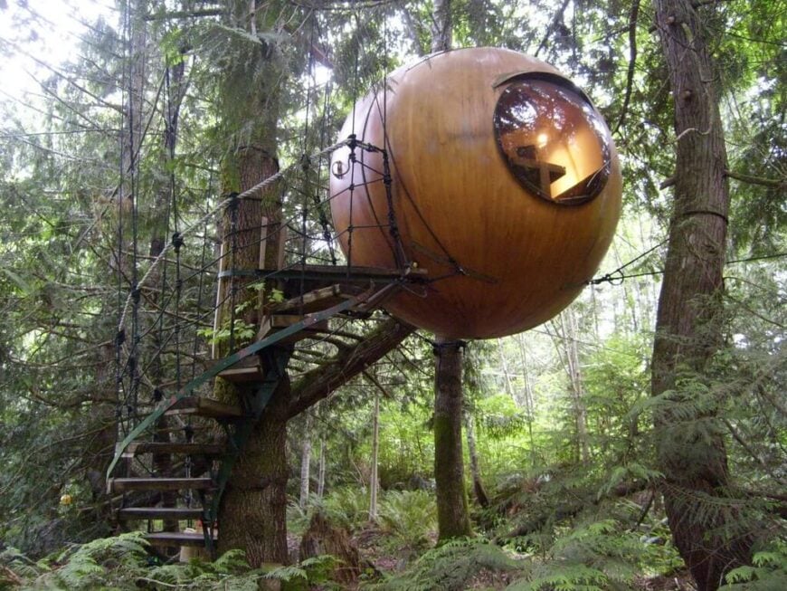 这个设计真的很创新，有一个球形的小屋和一个巨大的螺旋绳索桥