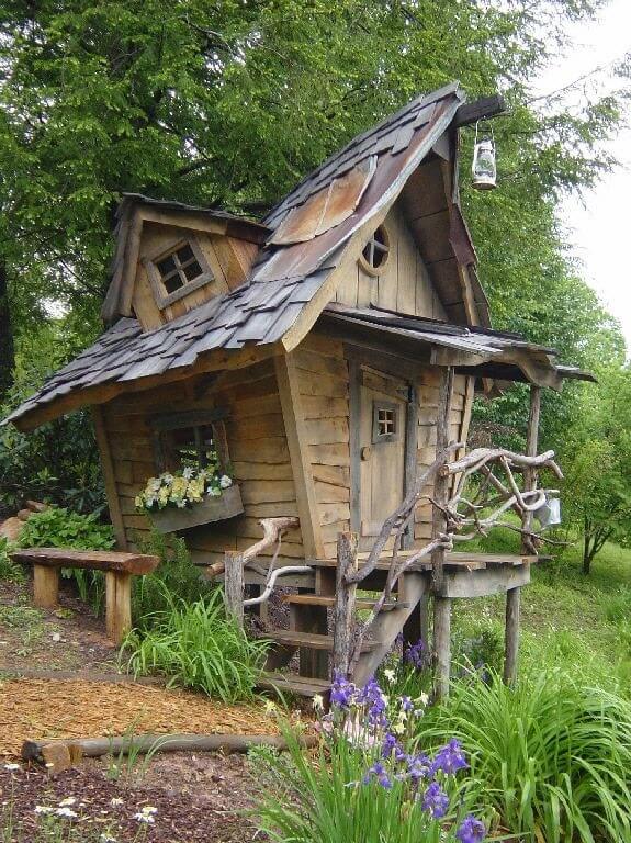 这是一个摇摇欲坠的游戏屋，歪斜的窗户让它看起来像一个幻想的家，或者可能是一个女巫的小屋。