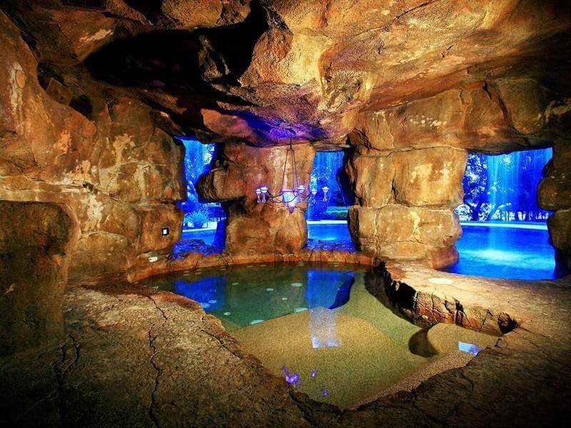 这个热水浴缸隐藏在一个豪华游泳池的瀑布后面，并有一个吊灯!妈妈和爸爸可以在一个僻静的洞穴里放松，而孩子们可以在游泳池里玩球!