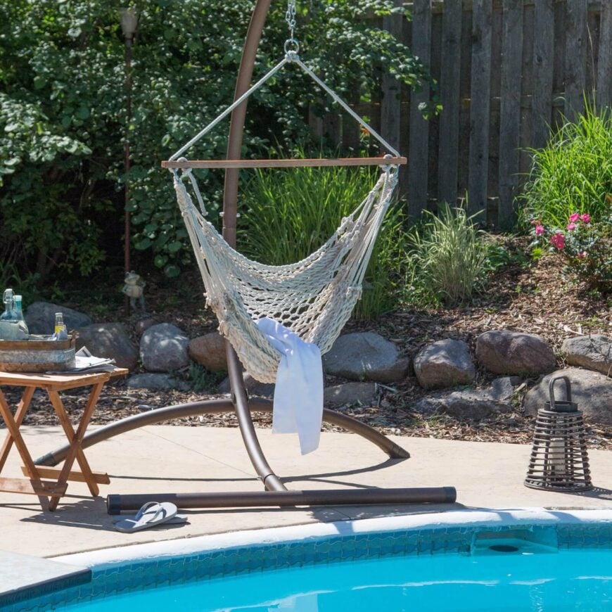 泳池边的吊床椅配有结实的支架。开放的编织是感觉微风和干燥后，在游泳池浸泡完美。