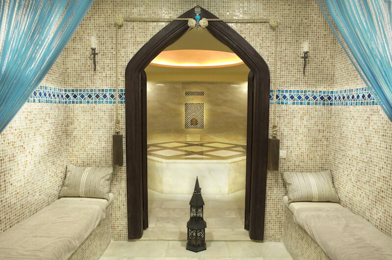 土耳其风格的桑拿浴室，有两个独立的房间，包括一个带软垫长椅的区域。