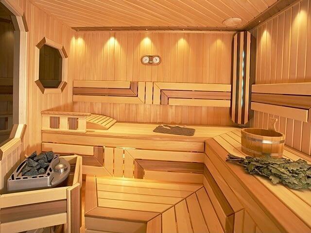 一个私人的木制桑拿浴室，用轻质木材制作。