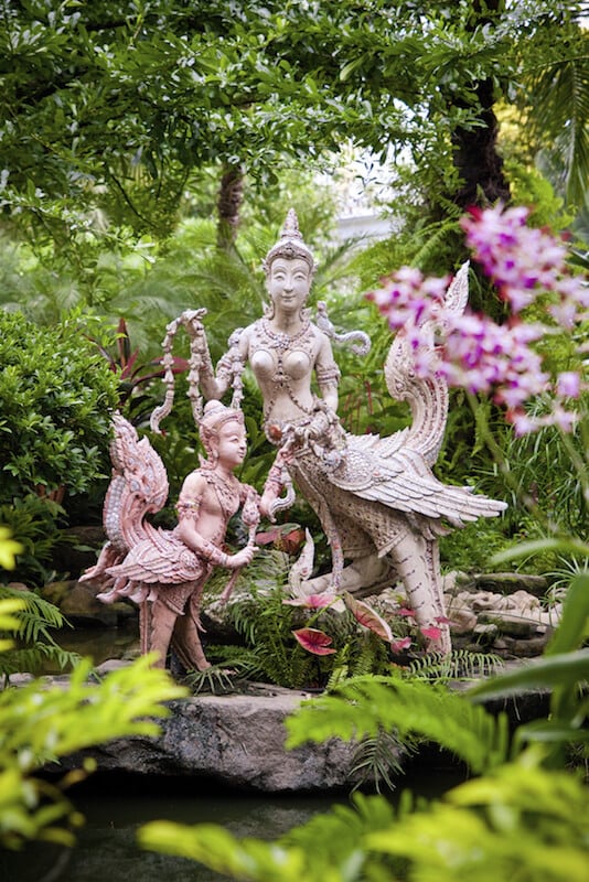 这些令人难以置信的华丽雕像描绘了印度神，在茂密的绿色植物和充满活力的花朵中令人惊叹。