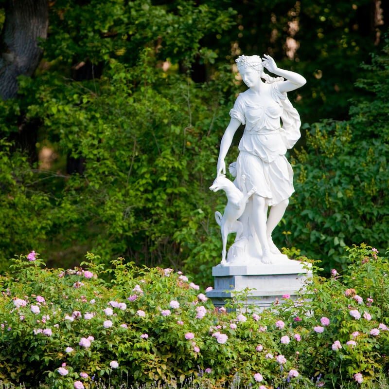 如果你喜欢更古典的设计，希腊风格的雕像可以在大多数植物比雕像矮得多的花园中做出巨大的声明。
