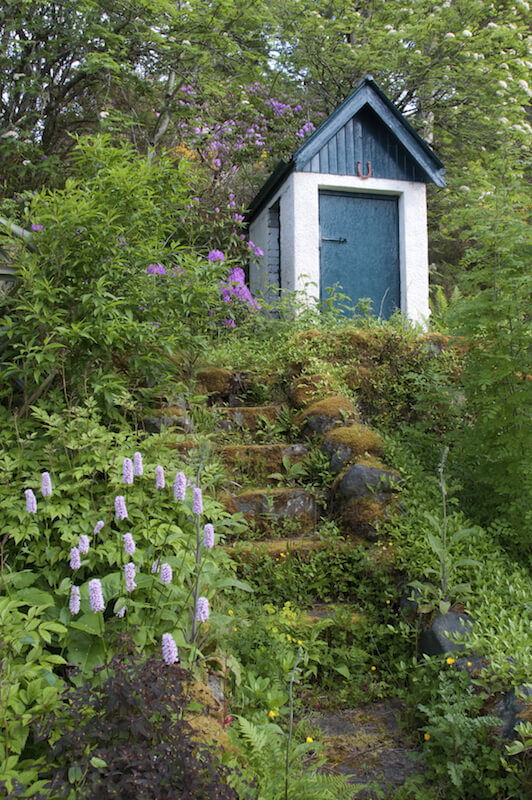 这些长满苔藓的台阶通向山顶的花园小屋。
