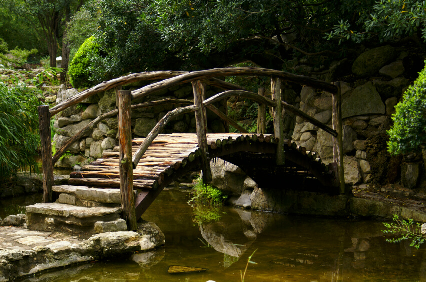 一座更加质朴的桥，高高的拱桥上方是清澈浅浅的小溪。