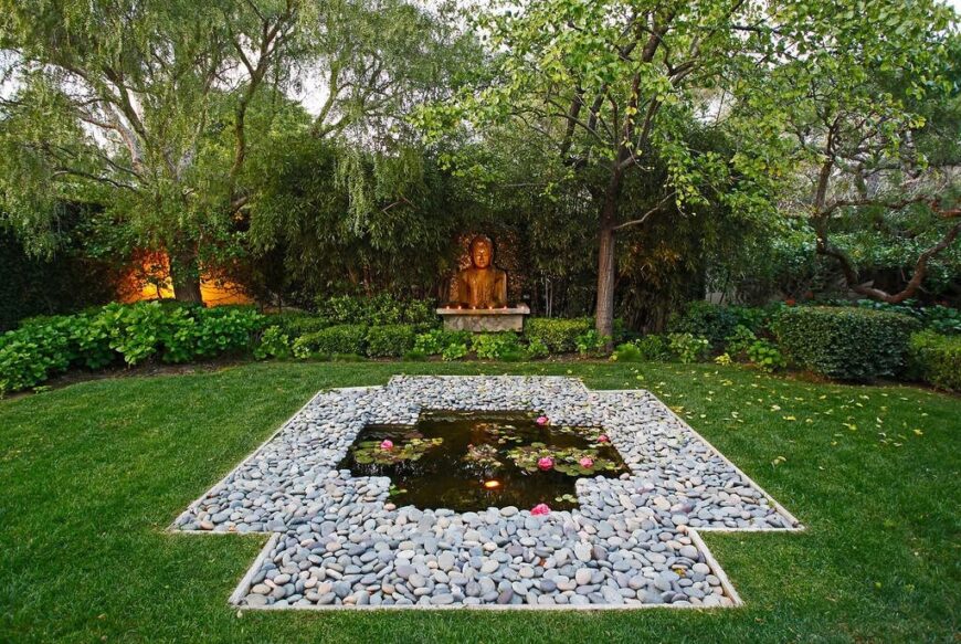 这个花园充满了灌木和灌木丛，在一边有一个小神社。中心是一个被石头环绕的小池塘。