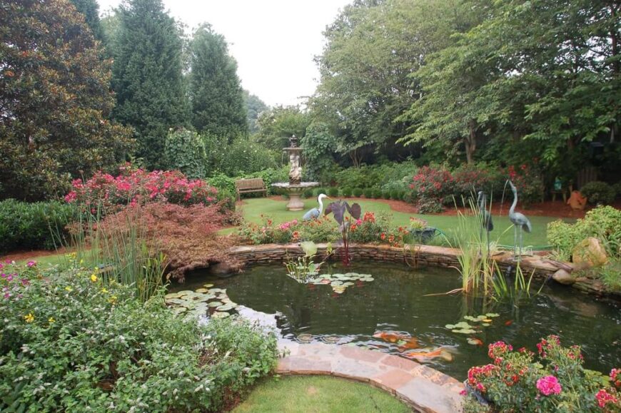 这个巨大的花园真的充分利用了可用的空间，增加了一个游泳池，白鹭雕像，和一个大喷泉在角落里的长凳上享受这一切。