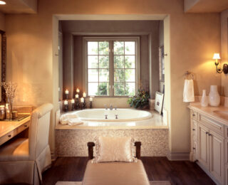 地中海式浴室设计，配有豪华的洗浴凹室。