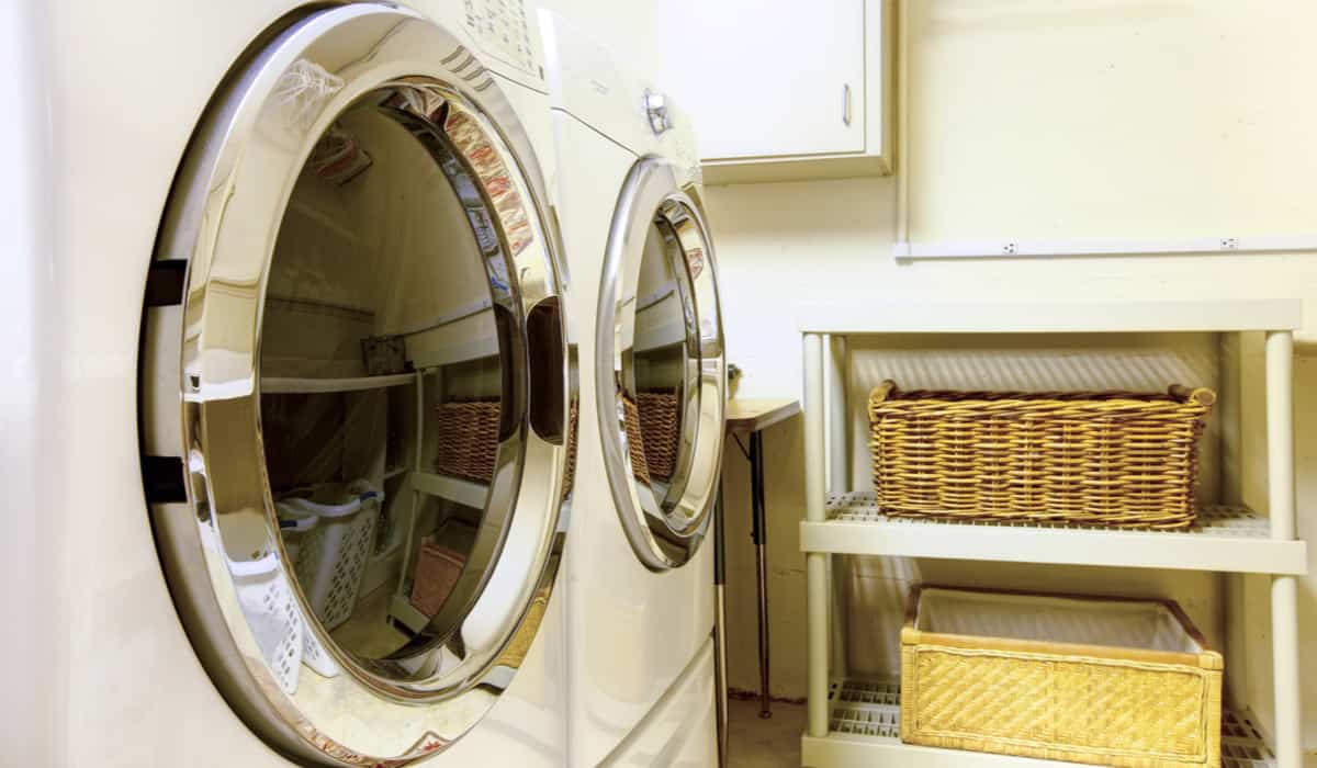 洗衣机和烘干机在洗衣房的特写。
