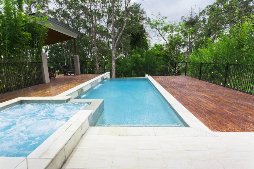 现代后院与娱乐区和游泳池在时尚的澳大利亚家庭