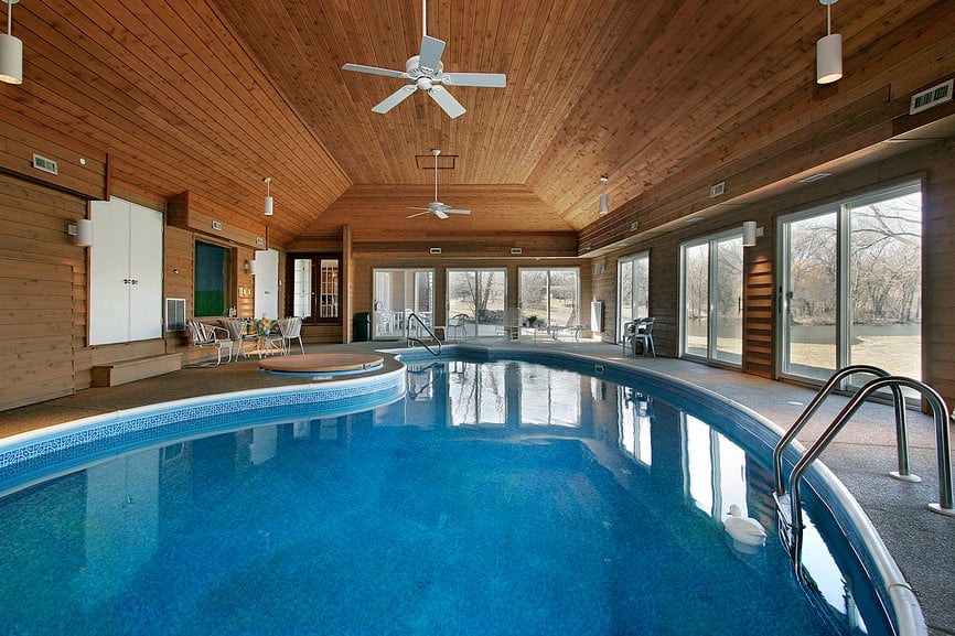 大型室内游泳池与木天花板。