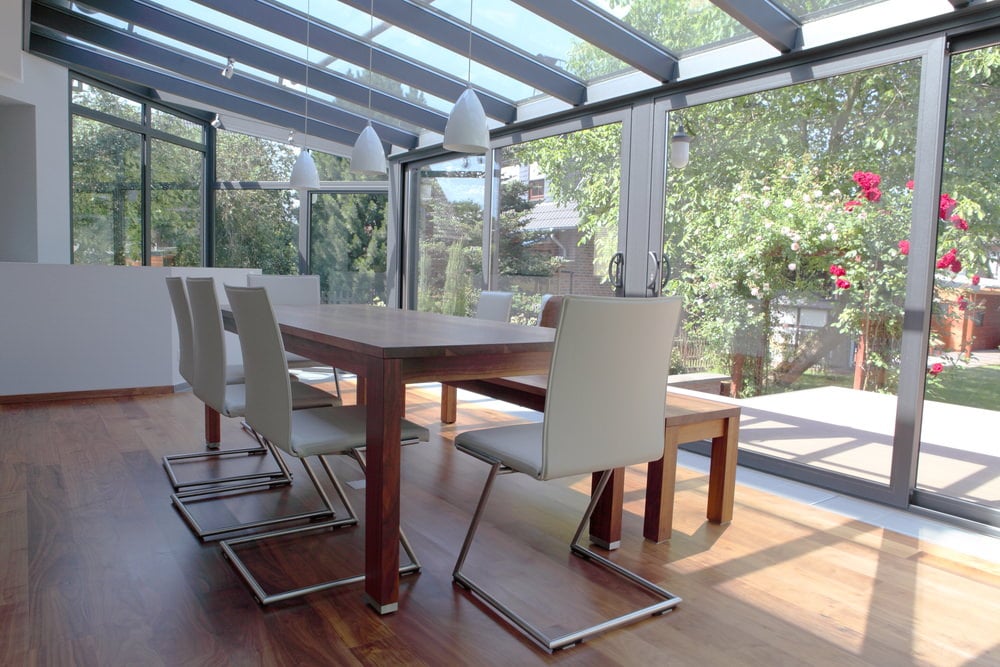 现代风格的阳光房，硬木地板，玻璃窗和玻璃天花板。