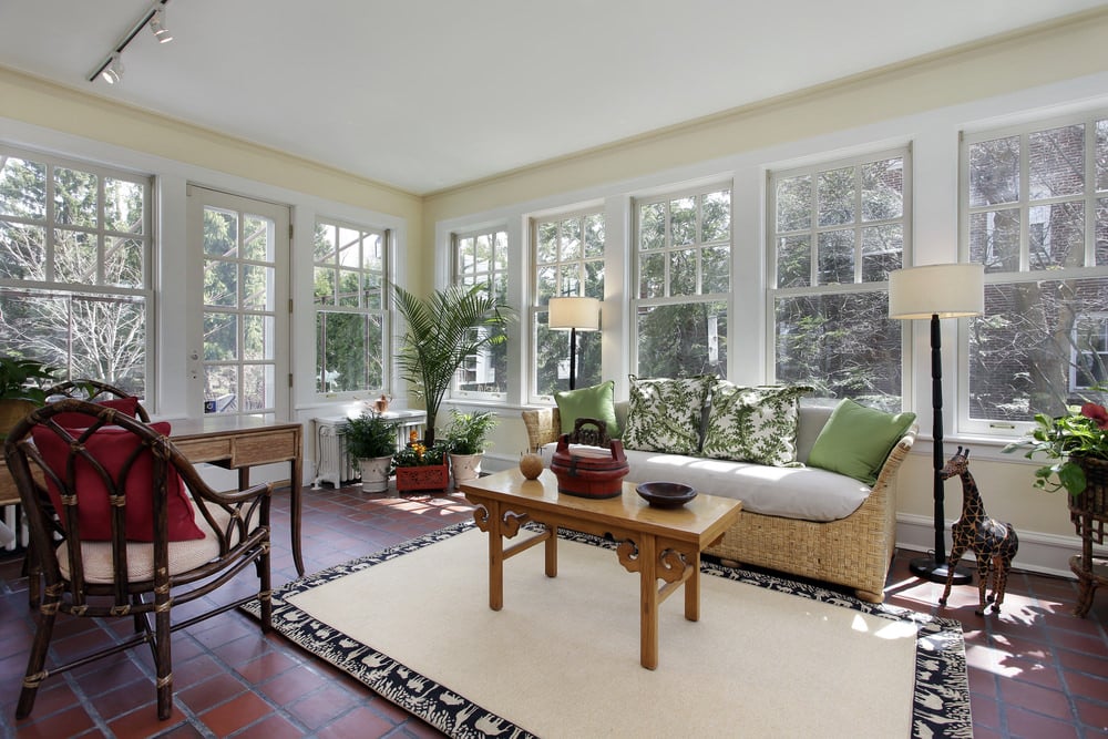清新优雅的客厅，几扇玻璃窗，盆栽和印花抱枕与气氛相得益彰。