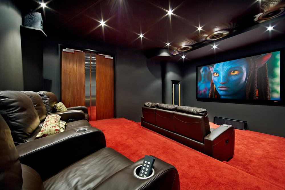 凹进式灯光、真皮沙发、宽屏液晶显示器和铺有地毯的地板使这个媒体室成为一个看起来优雅的迷你电影院。