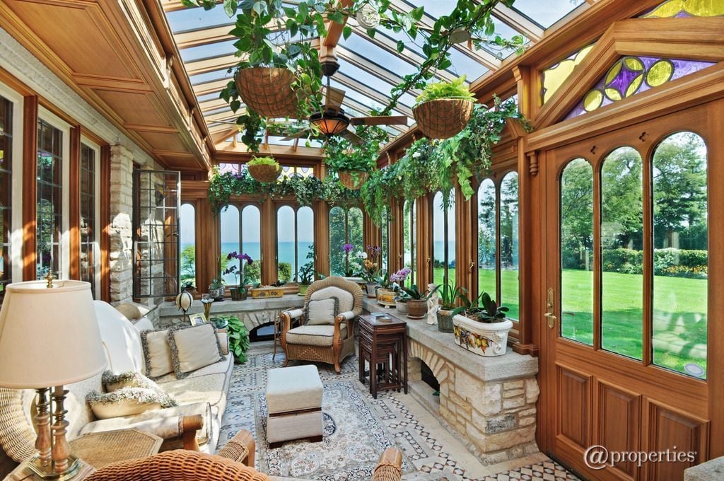 这个热带阳光房看起来像一个迷你豪宅，以新鲜的植物为主。
