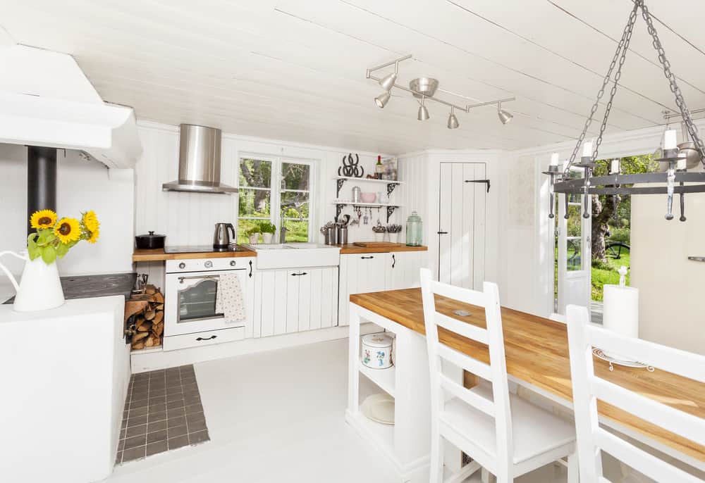 这是一个农家乐风格的厨房，有大量的白色。