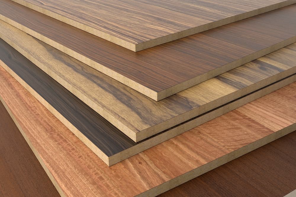 复合木材在尺寸上类似于传统的胶合板，但在侧面有规则的木层，外层由覆盖着一层硬木的纤维板组成。