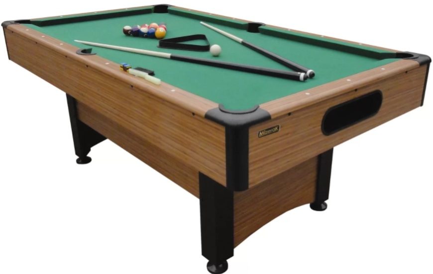 台球桌由绿色尼龙和人造木材制成，具有自动回球功能。