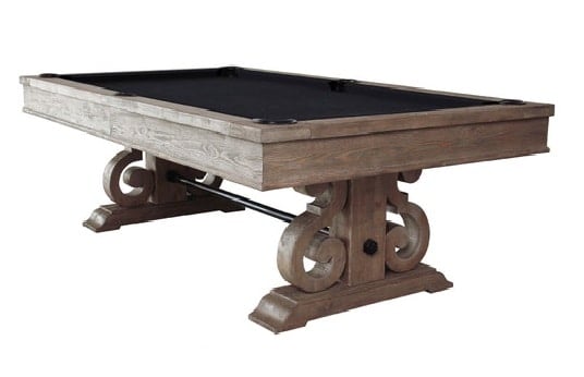 质朴的木制台球桌，表面是风化的橡木。