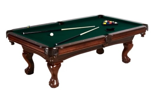 标准台球桌，其表面由绿色羊毛制成。
