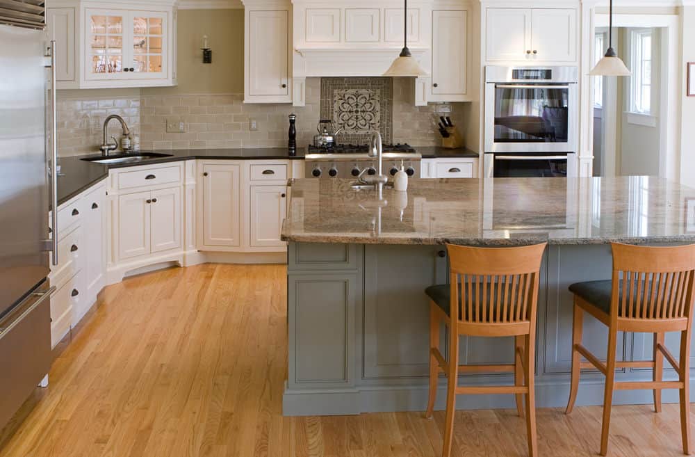 乍一看，这是一个朴素的厨房，极简主义的氛围，但遗憾的是，地板选择的木材太轻了。我喜欢绿色和白色的颜色组合，但是这个厨房里的浅色木材与所有其他设计元素相结合。