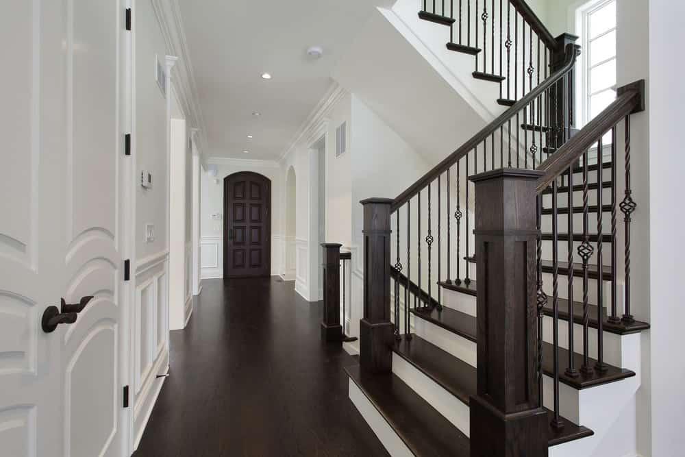 门厅的深色木材和白色楼梯