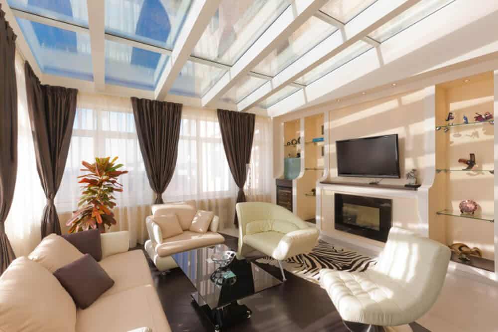 带有玻璃天花板和玻璃架子的现代家庭房。