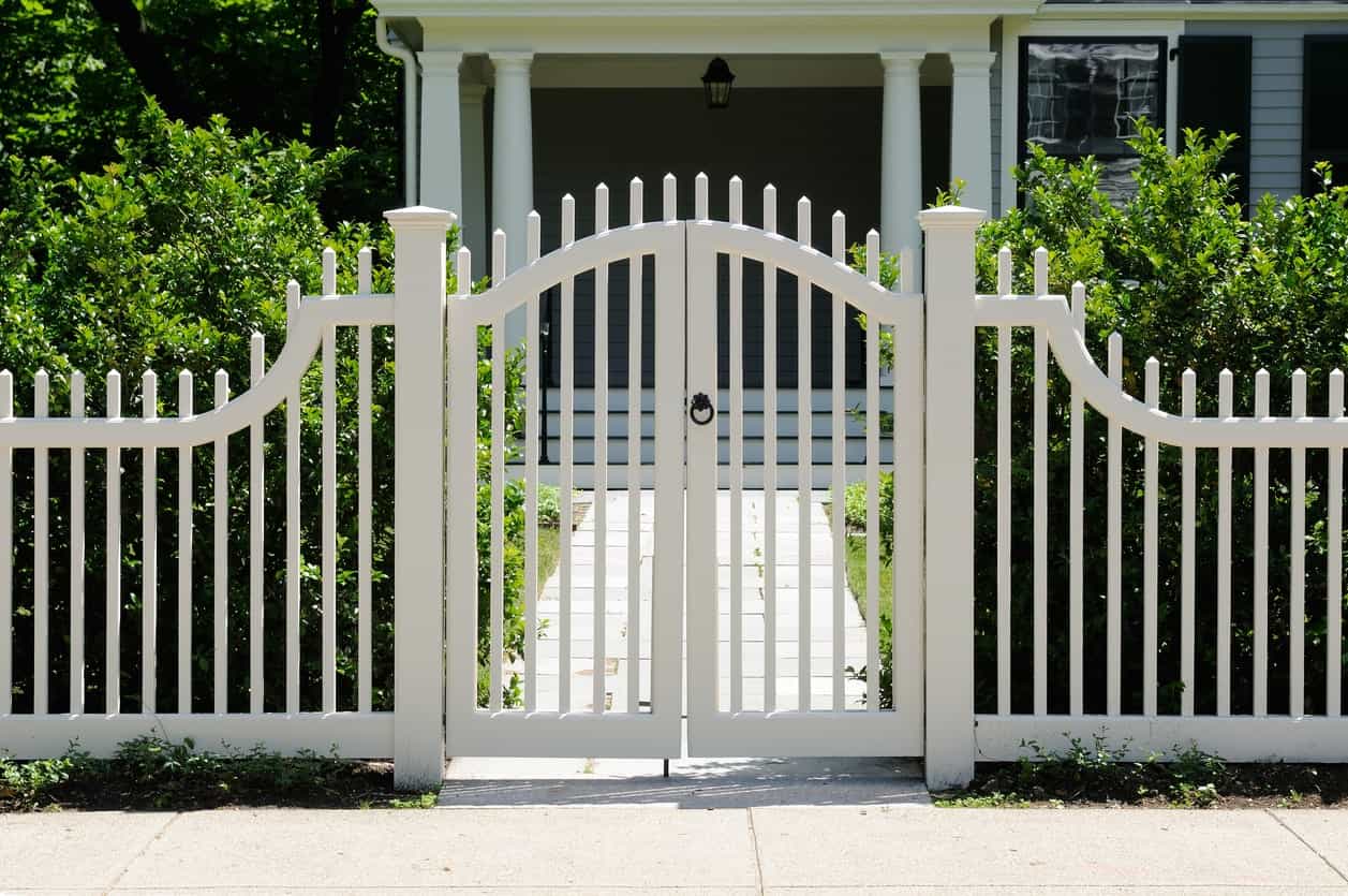 白色的尖桩篱笆和房子的前门。