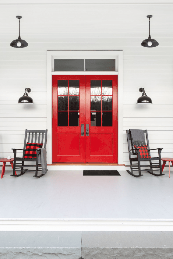 双红色前门和门廊由chango & co。