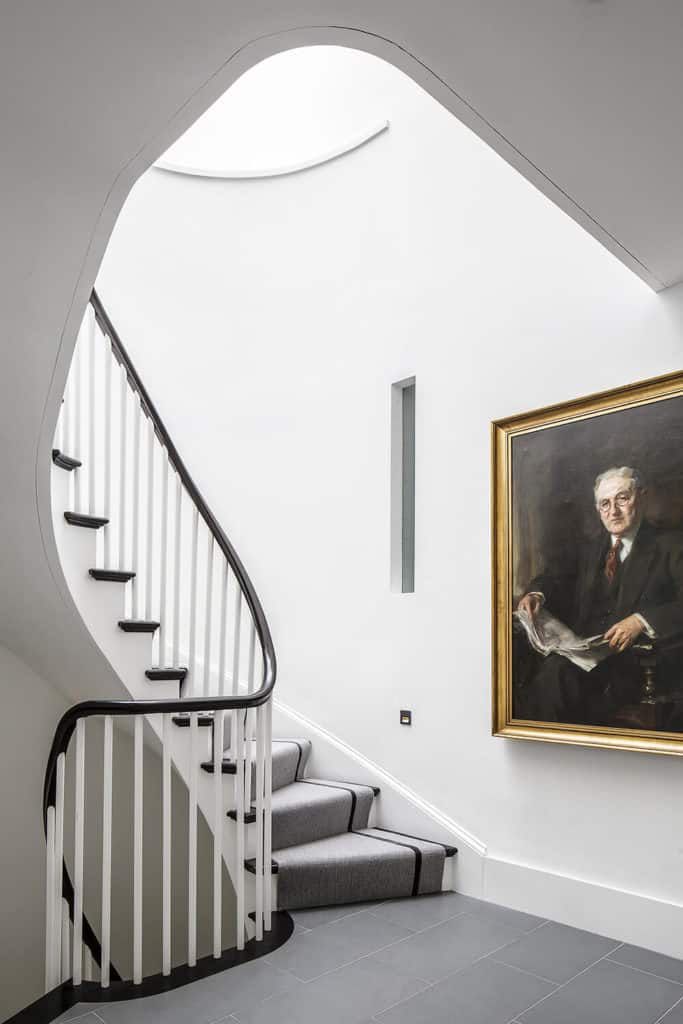 Hacin + Associates设计的宏伟联排别墅楼梯