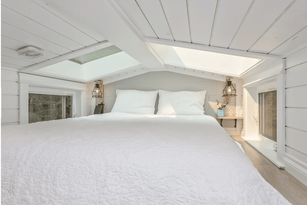 宽敞的阁楼卧室包括与天花板有轻微大教堂角度的天窗，以获得更多的空间。