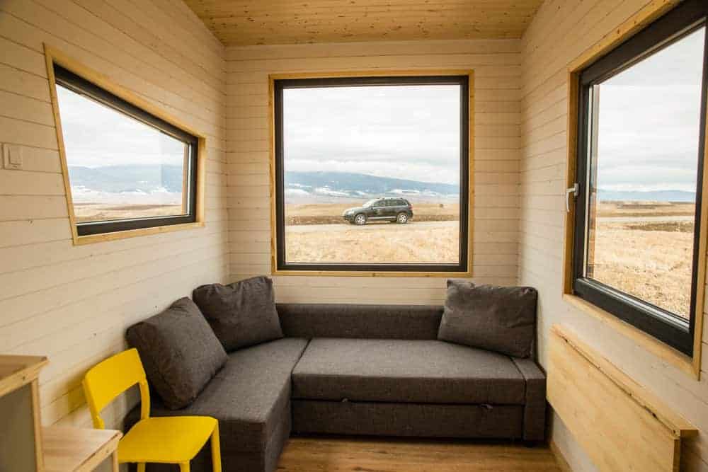 小房子里的l型组合长椅沙发，大窗户能带来充足的光线。