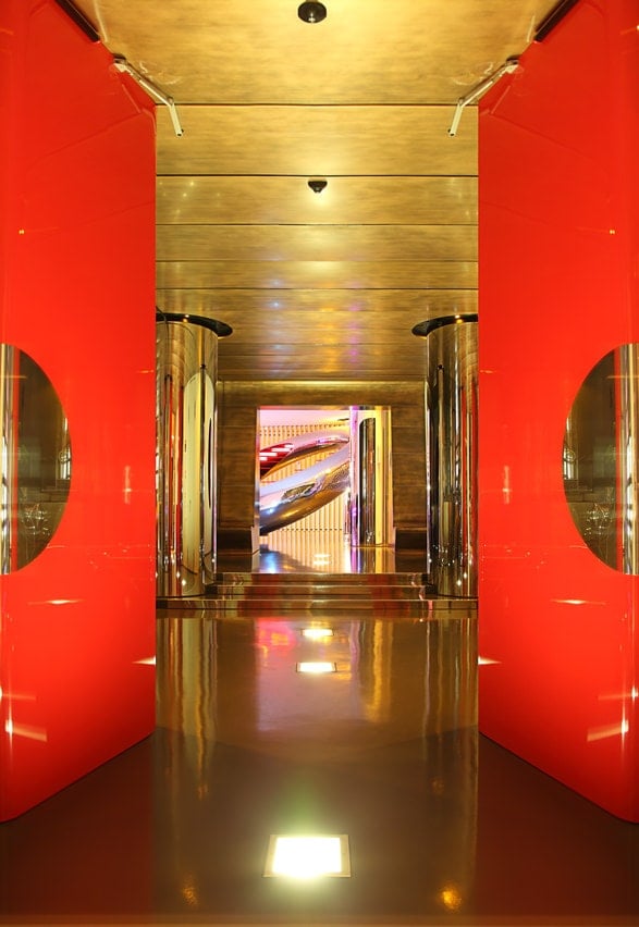红色高光双开门通往全金内部。它光滑的设计与房子的豪华外观完美契合。