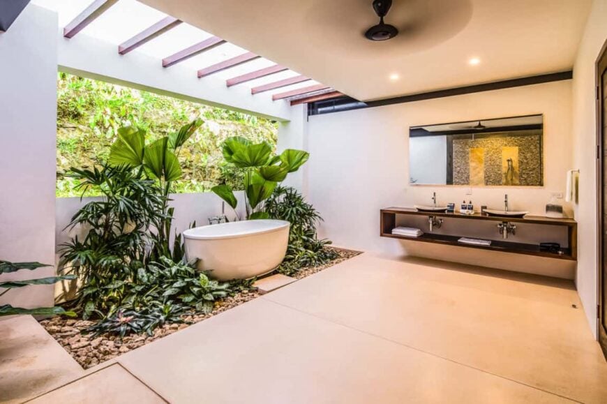 现代定制浴室，迷人的花园区围绕着独立的浴缸。还有一个带双水槽的时尚洗涤台。