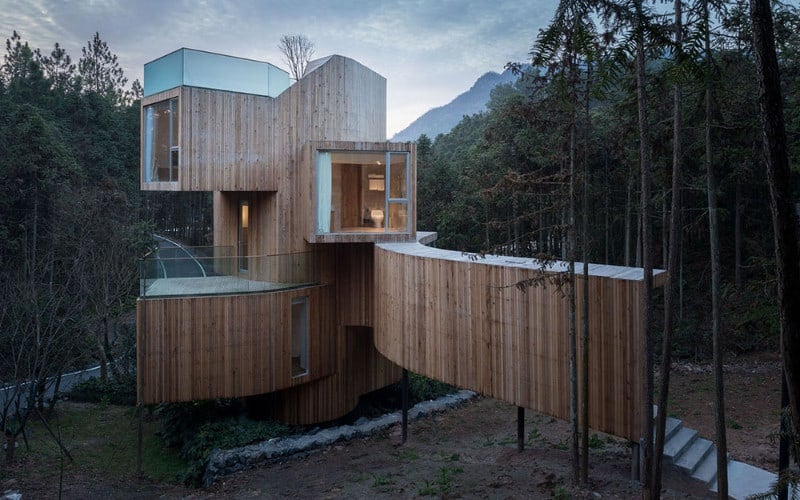 这座当代住宅拥有令人惊叹的外观设计，周围是安静和平的森林。