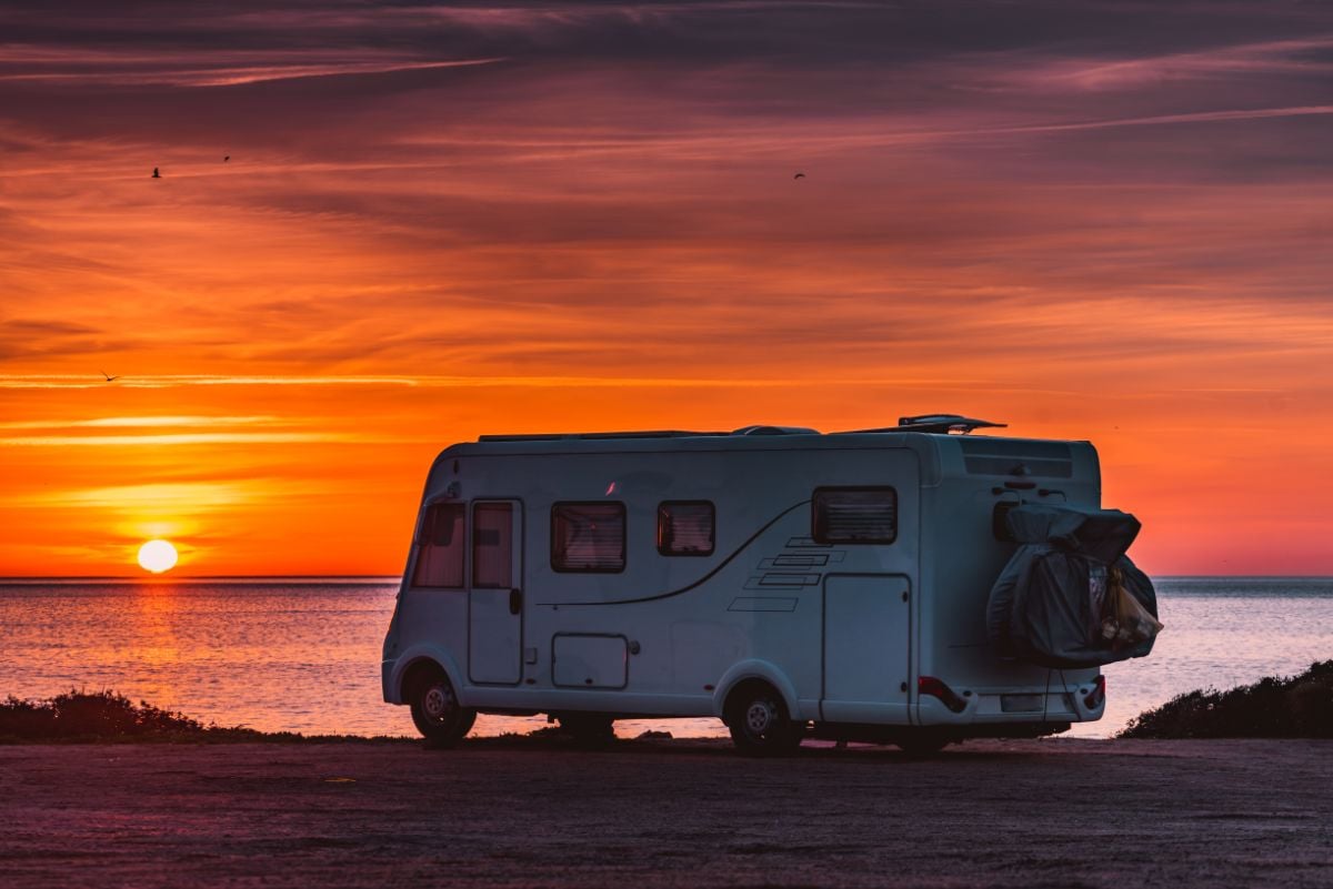 靠近大海和日落的RV Home/露营车。