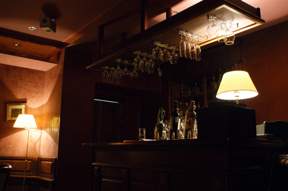 带灯罩的现代酒吧