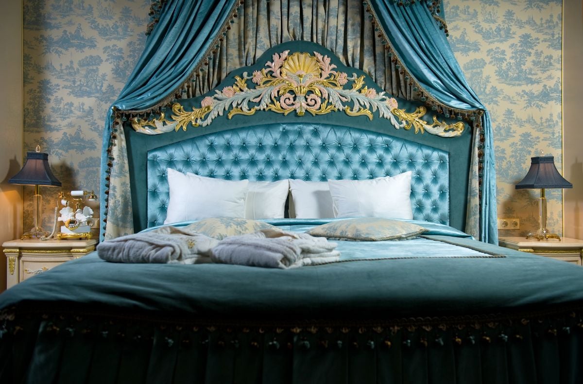 卧室里有漂亮的蓝色床